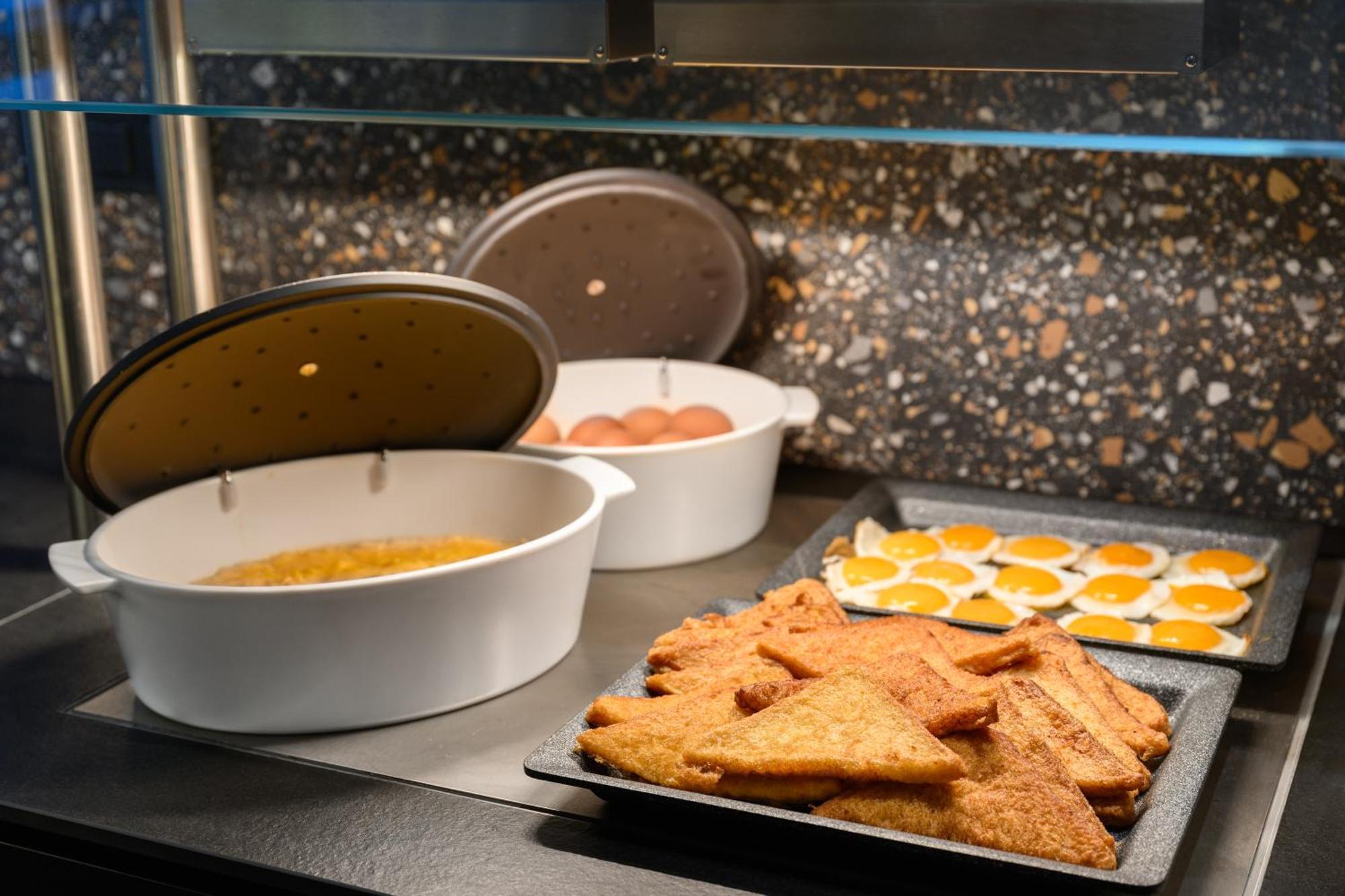 Hilton Garden Inn Debrecen City Center Экстерьер фото